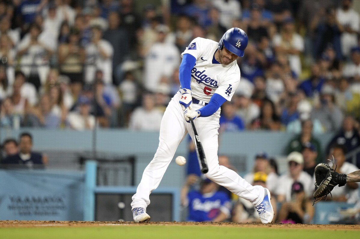 Smith colpisce tre fuoricampo, Freeman colpisce singoli in avanti nella 8ª inning e i Dodgers battono i Brewers 8-5